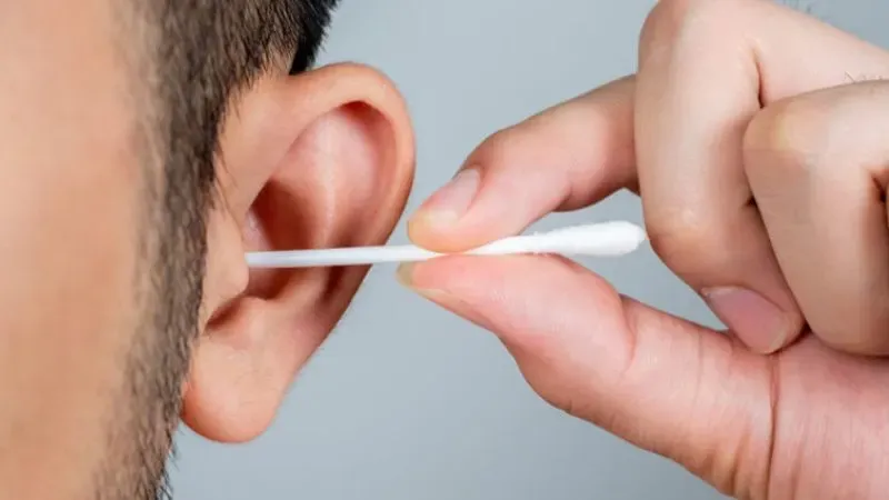 Hisopos y oídos: los riesgos que nadie te cuenta y cómo limpiarlos sin dañarlos
