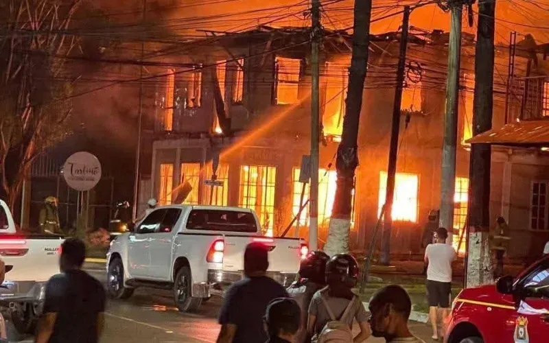 Incendio destruye cafetería y llantera en La Ceiba