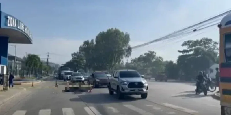 Motociclista muere atropellado por rastra tras chocar con autobús