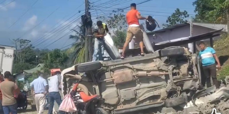 Vehículo vuelca en Tela y pobladores auxilian a ocupantes