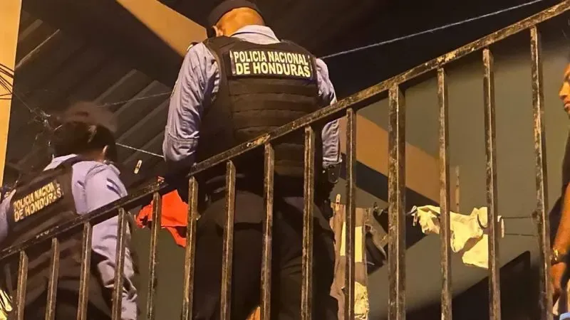 Pareja asesinada en La Ceiba; criminales dejan rótulo: 