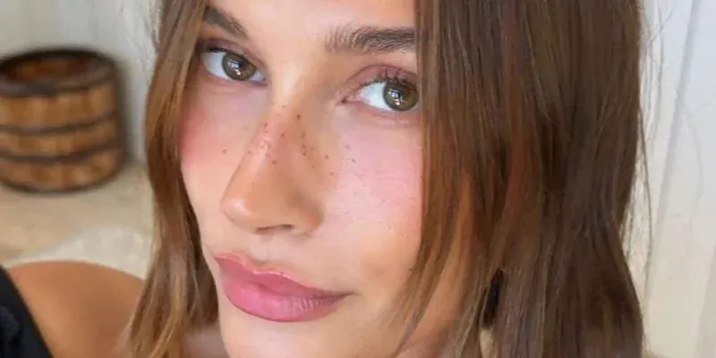 Maquillaje con pecas: la tendencia que está rompiendo las reglas