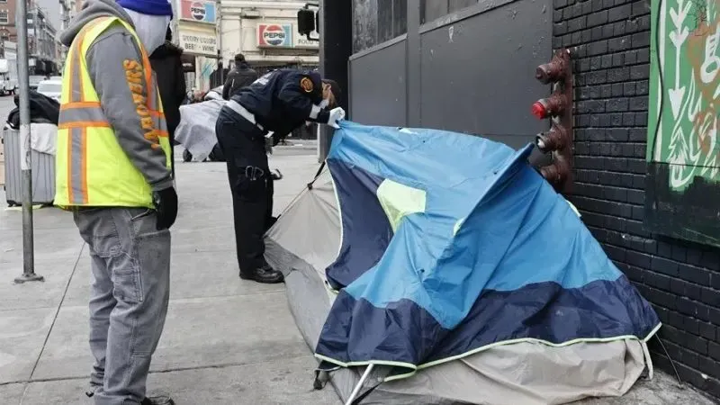 Trump autoriza traslado de personas sin hogar a centros de tratamiento