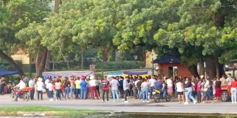 Pobladores exigen solución a títulos irregulares y falta de placas