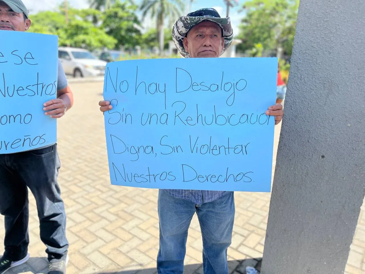 Las personas dieron a conocer algunas exigencias en rótulos. 