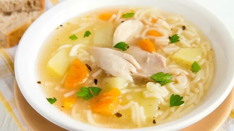 La sopa de pollo alivia síntomas de resfriado, según estudio