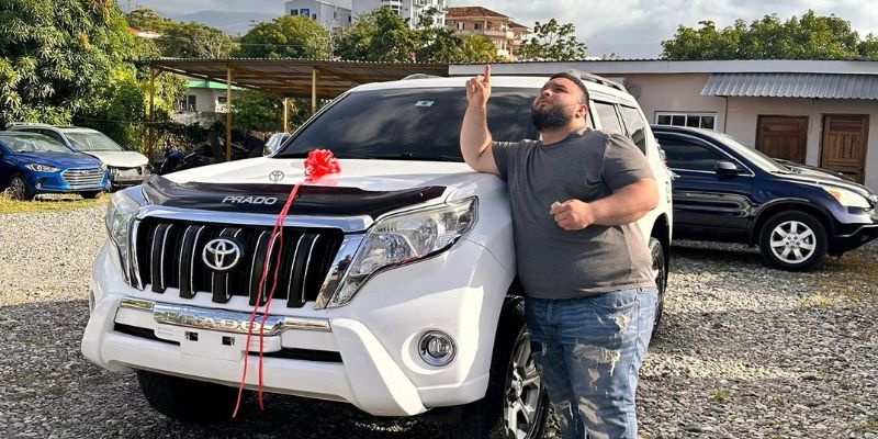 ¿Camioneta nueva o patrocinio oculto? Alex Díaz muestra su Prado con orgullo