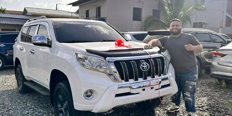 ¿Camioneta nueva o patrocinio oculto? Alex Díaz muestra su Prado con orgullo