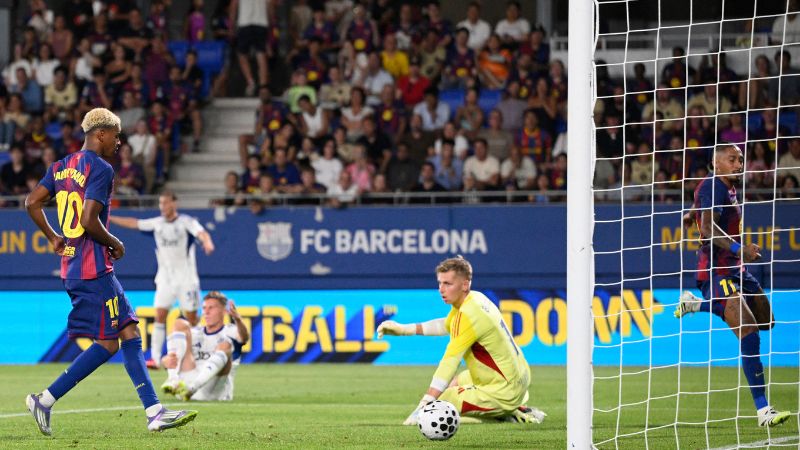 El delantero español del Barcelona, Lamine Yamal, marca el cuarto gol de su equipo.