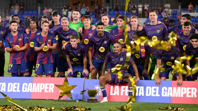 Los jugadores del Barcelona posan con su trofeo tras ganar el 60º Trofeo Joan Gamper contra el Como 1907 en el Estadio Johan Cruyff.