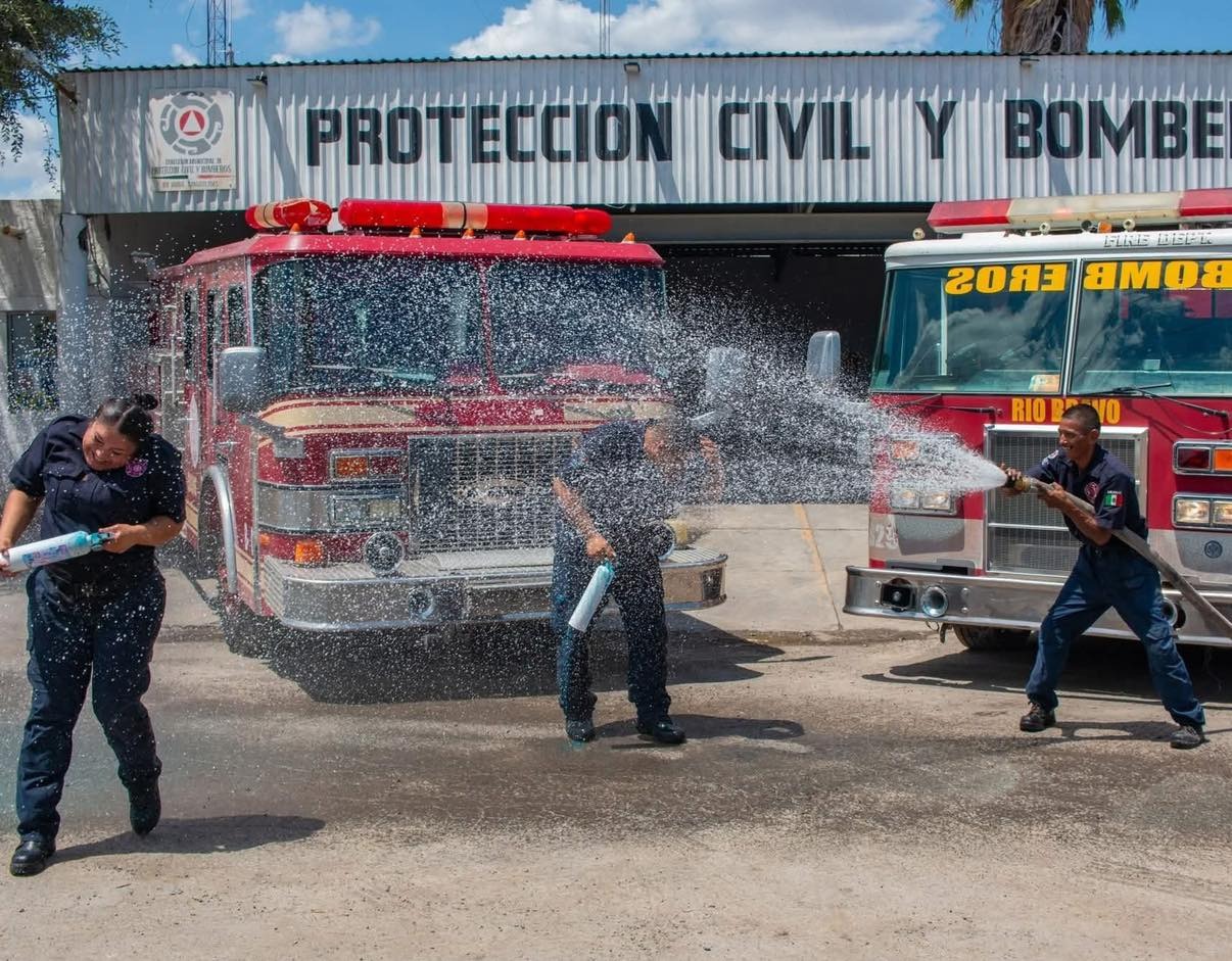 bomberos anuncian la llegada de su bebé