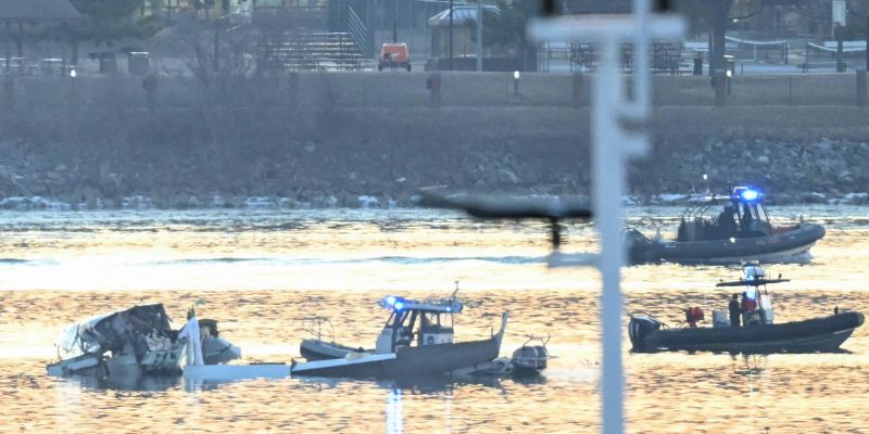 Revelan fallas en helicóptero involucrado en choque con avión ocurrido en Washington