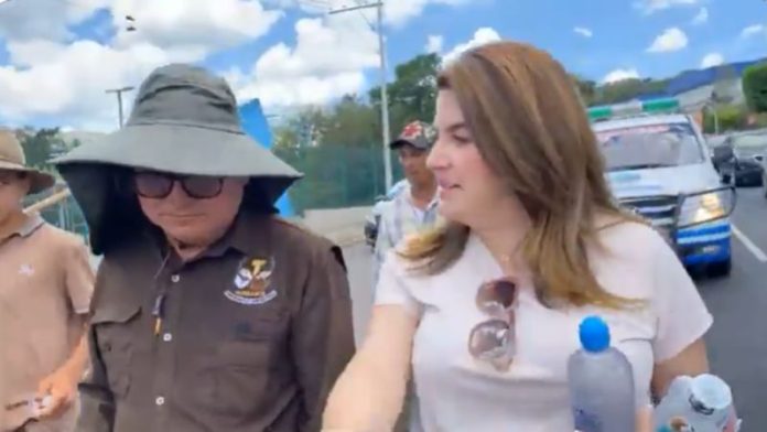 Cossette López y padre Leopoldo