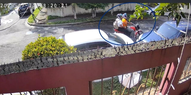 Cámaras de seguridad de la colonia Aurora, han captado a una pareja asaltando a peatones.