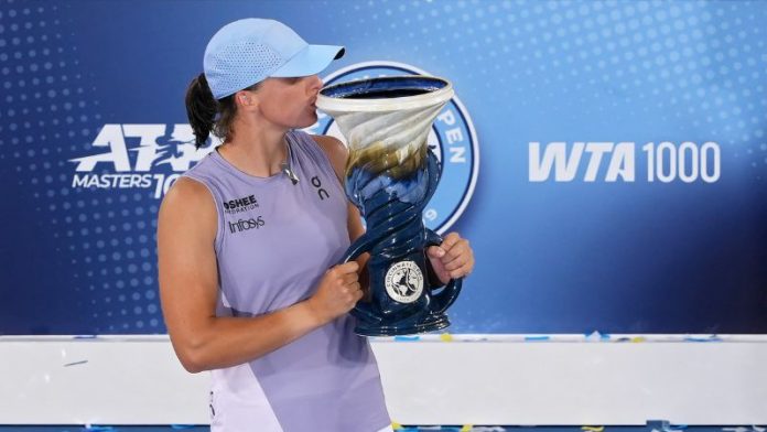 La polaca Iga Swiatek besa la Copa Rookwood tras derrotar a la italiana Jasmine Paolini por 7-5 y 6-4 en la final del Abierto de Cincinnati.