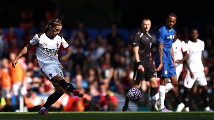 El centrocampista croata del AC Milan, Luka Modric, pasa el balón durante el partido amistoso de pretemporada entre el Chelsea y el AC Milan en Stamford Bridge.