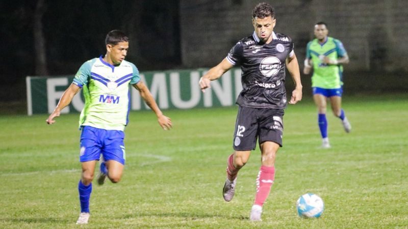 El capitán de Motagua, Marcelo Santos, controla el balón presionado por Cristian Cálix.