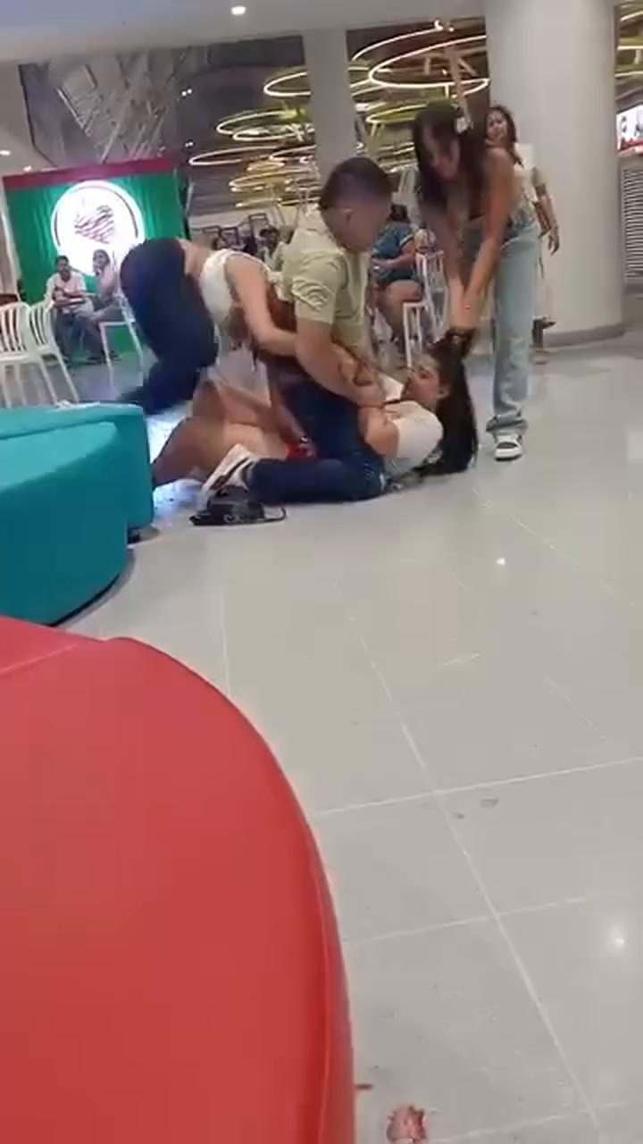Esposa hija y amante se agarraron a golpes