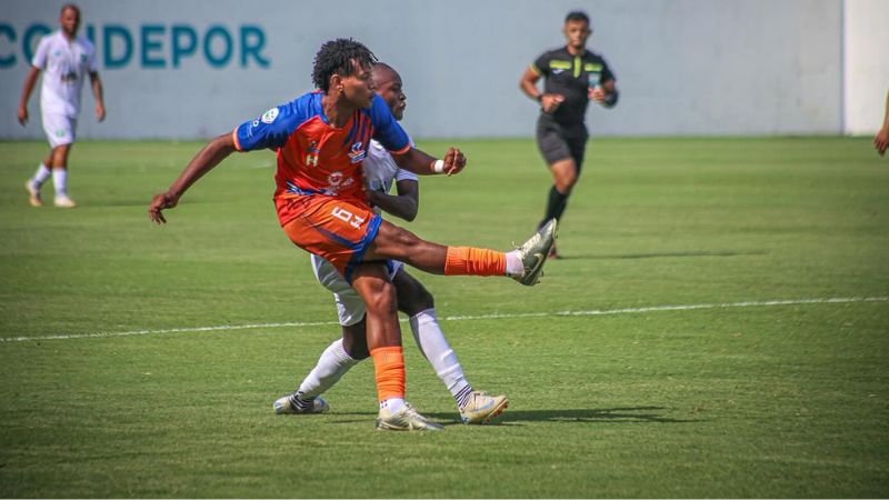 Justin Ponce de Lobos UPNFM remata ante la marca de Yeison Arriola del Platense.