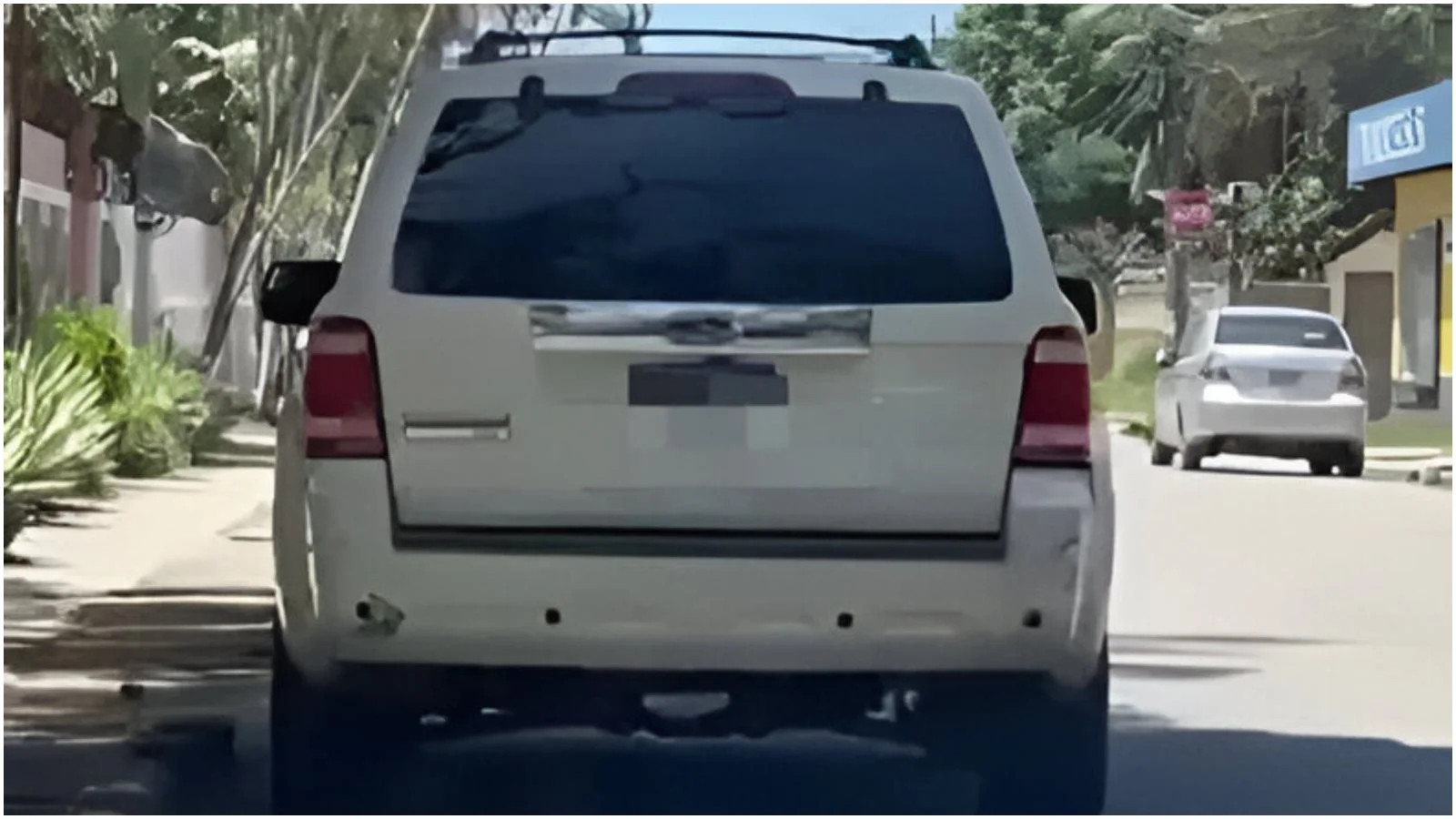 personas teniendo intimidad en carro sps