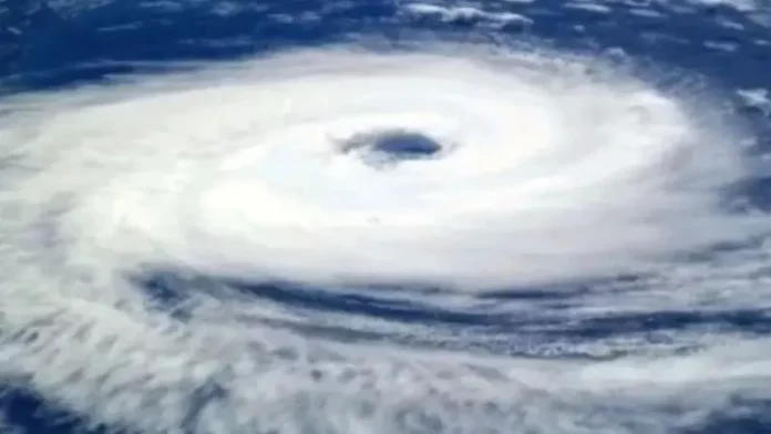 huracán Erin Erin, huracán de categoría 4, amenaza la costa este de EE. UU. y Bahamas