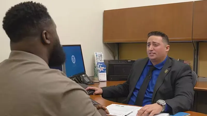 Migrantes inglés medida USCIS