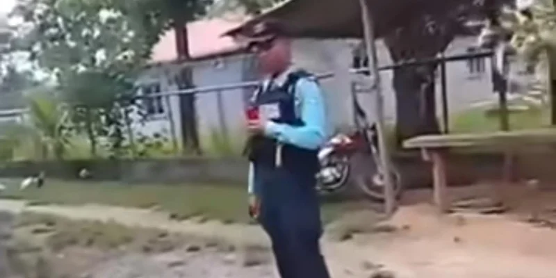 VIDEO: Familia confronta a policía que quería llevarse una moto en Olancho