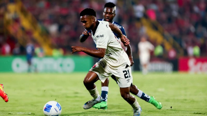 El alajuelense, Kenyel Michel, supera la marca de Carlos "Zapatilla" Mejía.