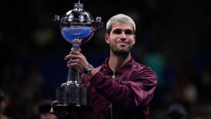 Carlos Alcaraz levantó su octavo título del año en Tokio, pero renunció a participar en el Masters de Shanghái de la próxima semana.