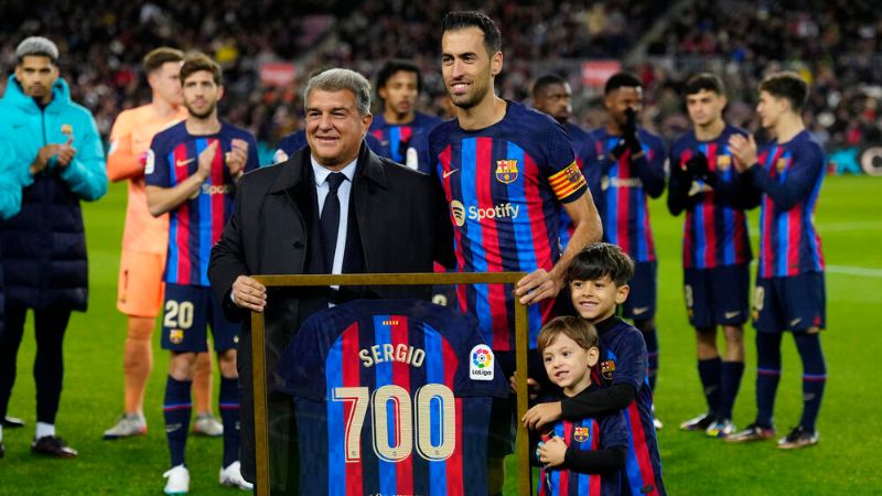 Busquets igualó a Andrés Iniesta como el segundo futbolista con mayor cantidad de títulos en la historia del Barcelona (32), solo por detrás de Lionel Messi (35).