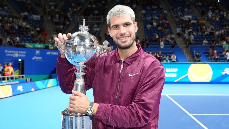 El español posando junto al trofeo del ATP 500 de Tokio.
