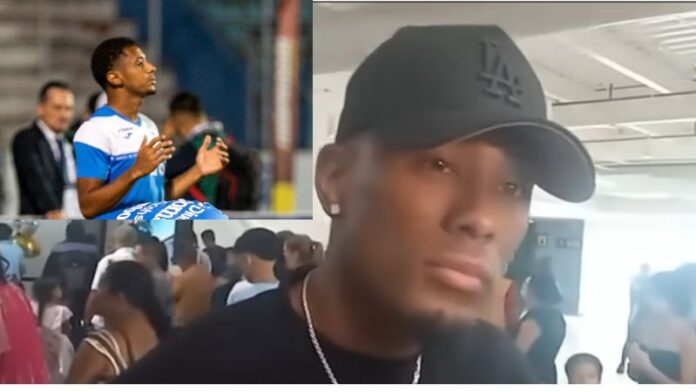 El volante de contención, Deiby Flores, defiende a Anthony 