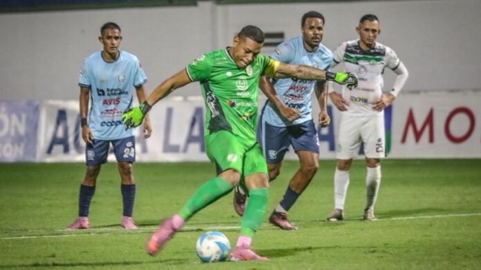 El portero Denovan Torres cobra el penal que significó el gol de Juticalpa FC frente a Génesis Policía Nacional.