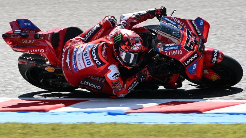 El piloto del equipo Ducati Lenovo, Francesco Bagnaia, de Italia, conduce su motocicleta durante la sesión de prácticas de la clase MotoGP del Gran Premio de Japón.