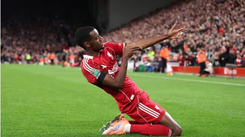 El delantero sueco, Alexander Isak, anotó su primer gol con la camiseta del Liverpool.