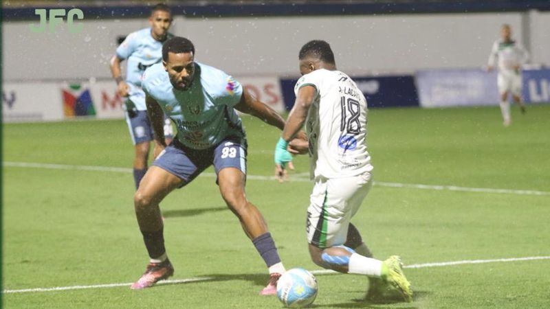 El delantero de los "canecheros", Junior Lacayo, enfrenta al defensa de los "caninos", Antonio Polidoro.
