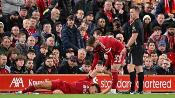 El defensa italiano de 18 años, Giovanni Leoni, se lesionó de gravedad en su debut con el Liverpool.