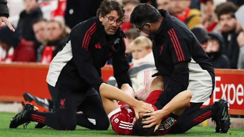 Tras el choque con Robinson, el zaguero italiano fue retirado en camilla por los miembros médicos del  Liverpool.