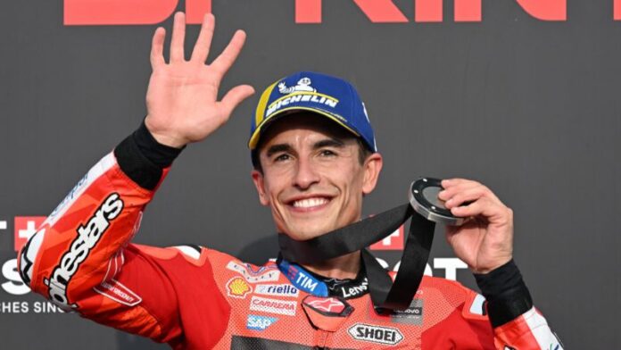 El piloto español de MotoGP del equipo Ducati Lenovo, Marc Márquez, celebra en el podio tras terminar en segundo lugar durante la carrera sprint en el Gran Premio de Japón.
