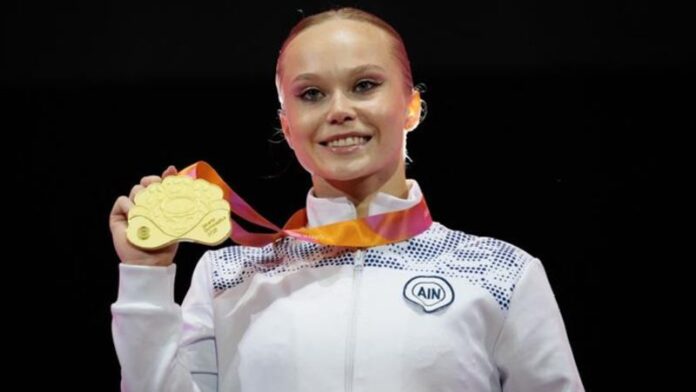 Tras ganar el concurso general el jueves, la gimnasta rusa, Angelina Melnikova, logró el doblete de oro mundial al quedar campeona de la prueba de salto este viernes.