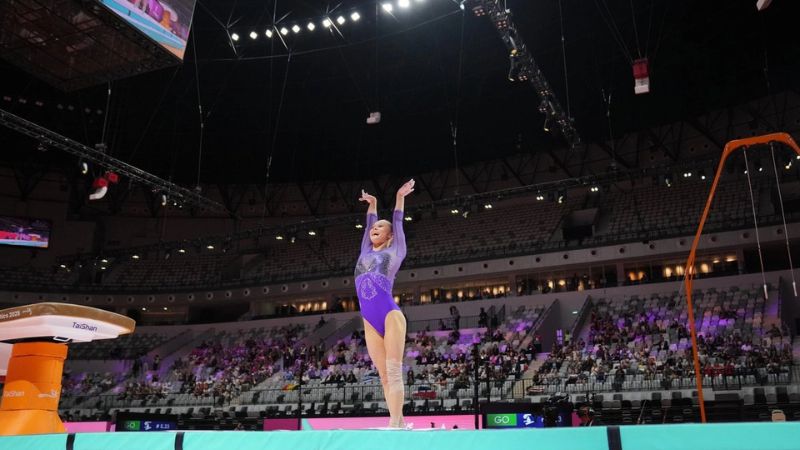 La gimnasta rusa realizó una pose de victoria luego de su participación.