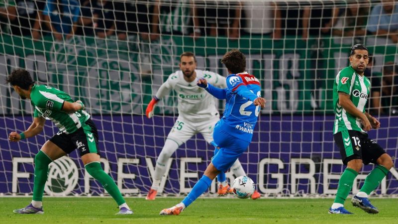 Giuliano Simeone rematando de zurda para vencer al guardameta del Betis, Pau López.