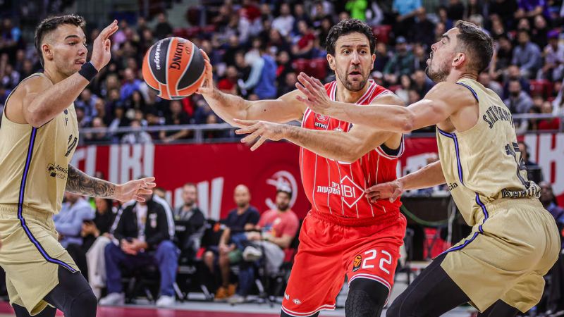 Vasilije Micic, del Hapoel, buscando dar un pase ante Willy Hernangómez y Tomas Satoransky del FC Barcelona.