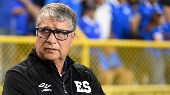 El entrenador colombiano de El Salvador, Hernán Darío Gómez, observa antes del partido contra Panamá.