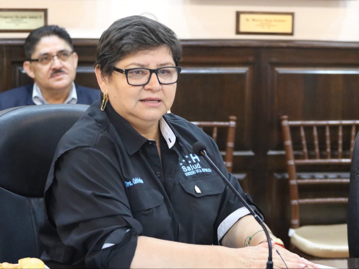 Carla Paredes, ministra de Salud, durante la reunión de jefes de bancada.