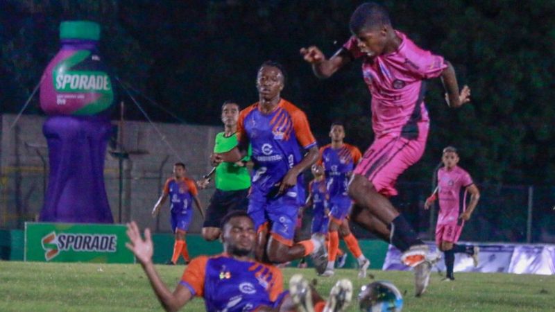 Pese a los problemas económicos, los "cholomeños" mostraron entrega frente a Lobos UPNFM.