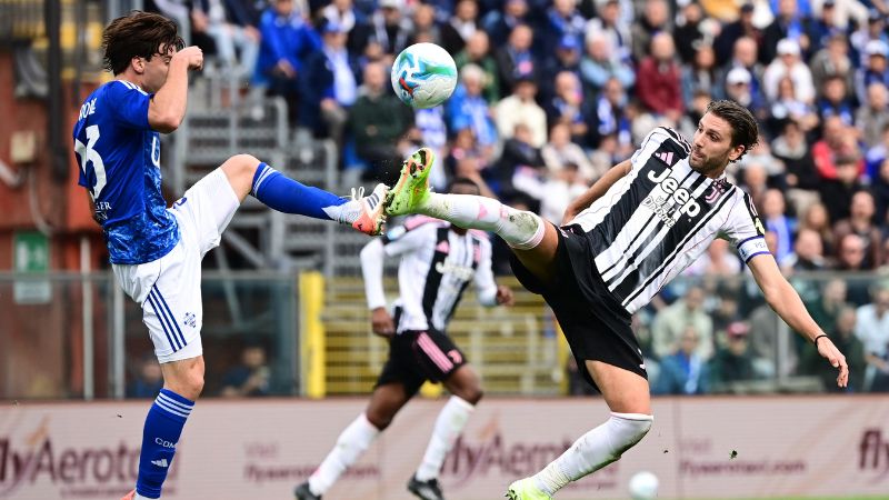  El mediocampista argentino de Como, Máximo Perrone, lucha por el balón con el volante italiano de Juventus, Manuel Locatelli.