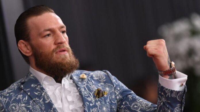 En la foto de archivo, el peleador irlandés de artes marciales mixtas Conor McGregor llega a la 62.ª edición de los Premios Grammy el 26 de enero de 2020 en Los Ángeles.