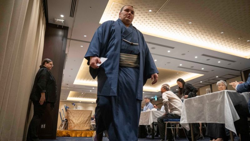  El luchador de sumo ucraniano Danylo Yavhusishyn, también conocido por su nombre de ring japonés Aonishiki Arata, se retira después de una conferencia de prensa en Tokio.