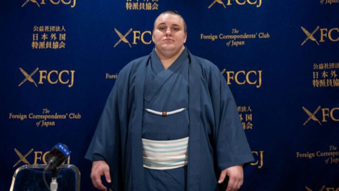 El luchador de sumo ucraniano Danylo Yavhusishyn, también conocido por su nombre de ring japonés Aonishiki Arata, posa para fotografías antes de una conferencia de prensa en Tokio.